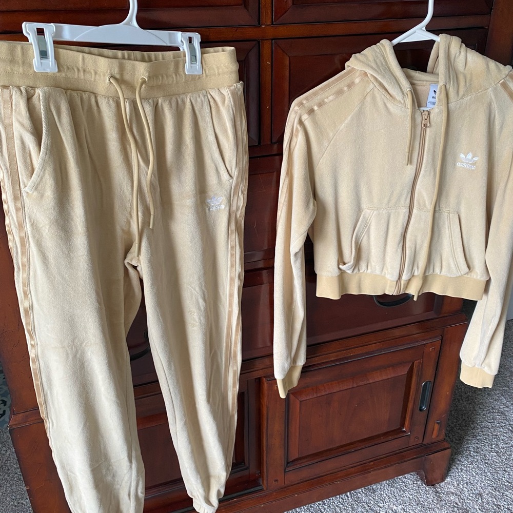 Women’s Adidas velour cropped zipped hoodie with matching pants size small